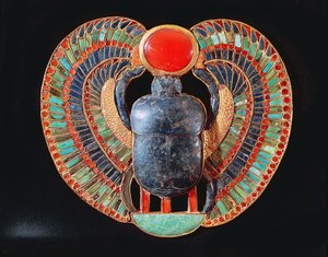 Szkarabeusz, Tutanhamon sírjából, a thébai Királyok völgyében, ie 1361-52 körül, Újbirodalom (arany, lapis lazuli, borostyán és mások)